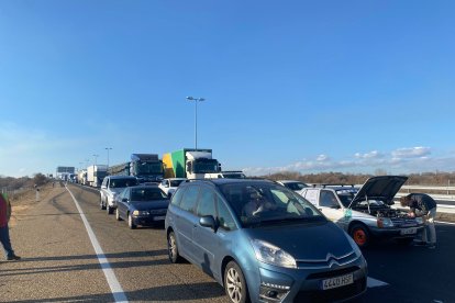 Los tractores cortan la entrada a la A-66 a la altura de La Virgen del Camino