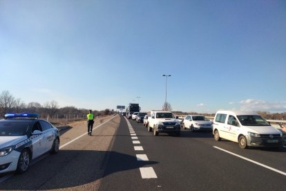 os tractores cortan la entrada a la A-66 a la altura de La Virgen del Camino
