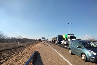 os tractores cortan la entrada a la A-66 a la altura de La Virgen del Camino