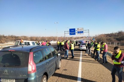 os tractores cortan la entrada a la A-66 a la altura de La Virgen del Camino