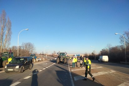 Corte en los accesos de La Virgen a las autovías