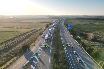 Vista aérea del atasco en la A-231, en Palanquinos