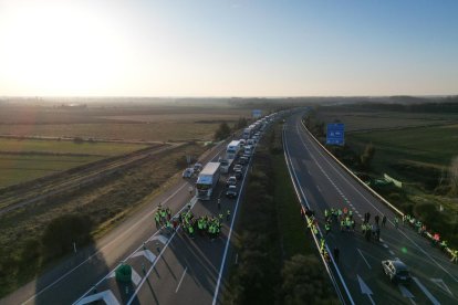 Vista aérea del atasco en la A-231, en Palanquinos