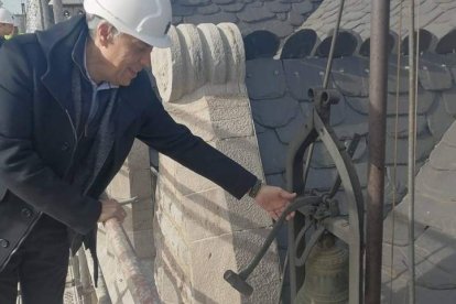 Eduardo Diego, ayer, durante su visita a los trabajos en Botines. DL