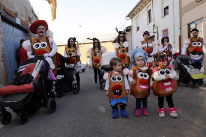 La originalidad y el buen humor marca la cita carnavalera de Chozas de Abajo. m.p.