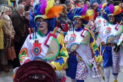 El Carnaval de Valencia de Don Juan consigue congregar cada año a un buen número de lugareños y visitantes dispuestos a disfrutar de la cita. DL