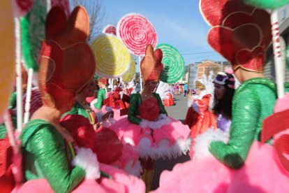 Participantes en uno de los desfiles de Vega de Espinareda.