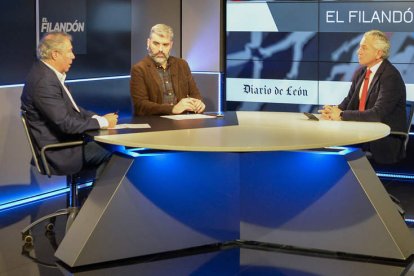Nicanor Sen, durante la tertulia de El Filandón que organizan Diario de León y La 8. MARÍA FUENTES