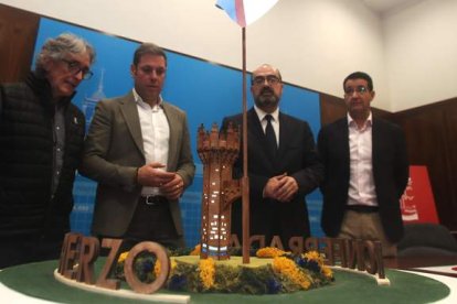 Maqueta de la torre del castillo de la nueva glorieta expuesta ayer en el consistorio.  ANA F. BARREDO