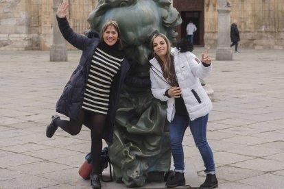 Dos jóvenes se fotograían junto a un busto gigante de Goya en Valladolid, este jueves, un par de días antes de la celebración de los Premios Goya. 