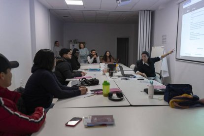 Participantes en un grupo de formación de Cáritas.