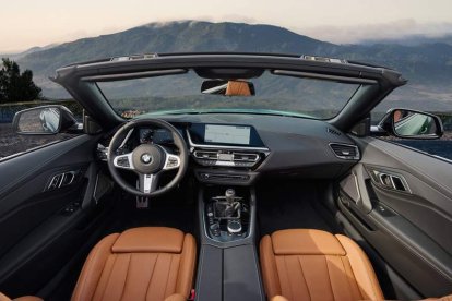 «Sello M» en el interior del Z4 ‘Pure Impulse’; tapicería exclusiva como las soluciones de
confort y unas ayudas a la conducción acordes con la filosofía de esta singular versión del icónico biplaza descapotable Z4, cuya capota de lona —¡por descontado!— y accionamiento eléctrico se convierte en otra de sus señas de identidad. BMW