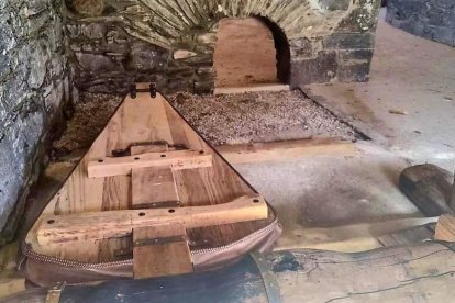 El disco o rueda motriz que con el agua mueve el martillo.  DL