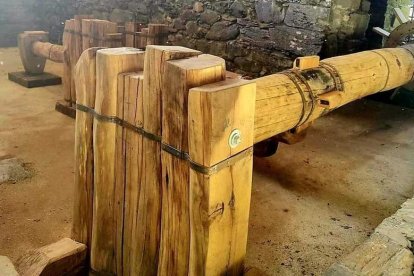 El disco o rueda motriz que con el agua mueve el martillo.  DL