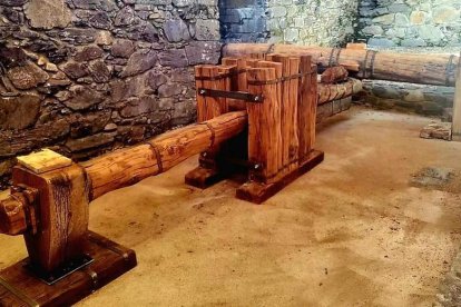 El disco o rueda motriz que con el agua mueve el martillo.  DL