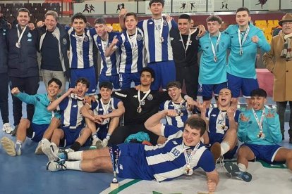 El cadete A del Abanca Ademar se llevó la medalla de oro en el Torneo Asisa, donde también se alzaron con la victoria el Porto en categoría juvenil y el Laguna en infantil. DL