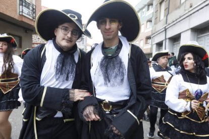Los bañezanos sacaron ayer los trajes del año pasado. RAMIRO