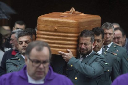 Los agentes despiden a sus compañeros.