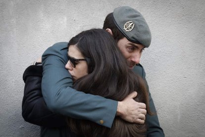 La viuda de David Pérez, con uno de sus compañeros.