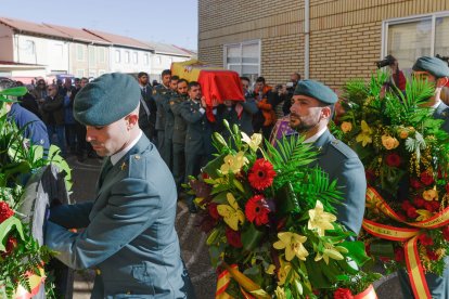 Familiares, compañeros, amigos y vecinos de Nogarejas despiden al guardia civil David Pérez, asesinado por el narco en Barbate.