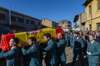 Familiares, compañeros, amigos y vecinos de Nogarejas despiden al guardia civil David Pérez, asesinado por el narco en Barbate.