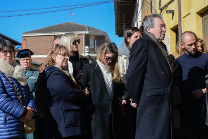 Familiares, compañeros, amigos y vecinos de Nogarejas despiden al guardia civil David Pérez, asesinado por el narco en Barbate.