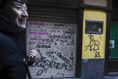 Los grafitis en las persianas no entran en las posibles limpiezas.
