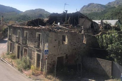 Imagen del edificio del Bar de León de Sabero, hace apenas unos años cuando aún funcionaba. DL