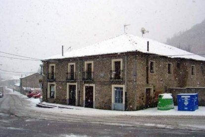 Imagen del edificio del Bar de León de Sabero, hace apenas unos años cuando aún funcionaba. DL