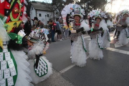 El desfile del Martes de Carnaval en Ponferrada, en una tarde cálida, dejó imágenes llenas de color y de buen sentido del humor.