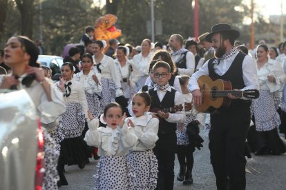 El desfile del Martes de Carnaval en Ponferrada, en una tarde cálida, dejó imágenes llenas de color y de buen sentido del humor.