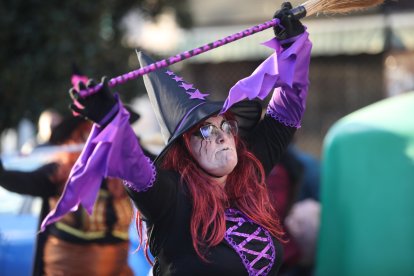 El desfile del Martes de Carnaval en Ponferrada, en una tarde cálida, dejó imágenes llenas de color y de buen sentido del humor.