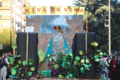 El desfile del Martes de Carnaval en Ponferrada, en una tarde cálida, dejó imágenes llenas de color y de buen sentido del humor.