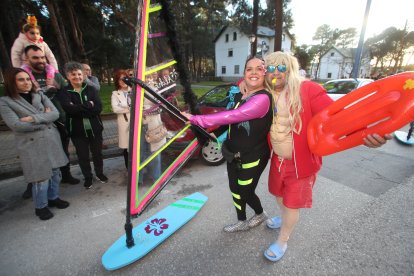El desfile del Martes de Carnaval en Ponferrada, en una tarde cálida, dejó imágenes llenas de color y de buen sentido del humor.
