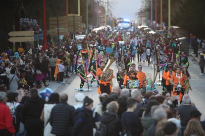El desfile del Martes de Carnaval en Ponferrada, en una tarde cálida, dejó imágenes llenas de color y de buen sentido del humor.