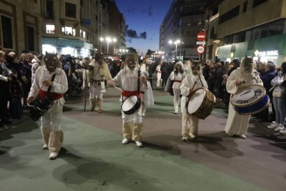 El desfile de ancestrales personajes de los antruejos amenizaron el martes de Carnaval las calles de León.