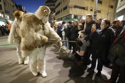 El desfile de ancestrales personajes de los antruejos amenizaron el martes de Carnaval las calles de León.