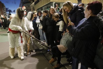 El desfile de ancestrales personajes de los antruejos amenizaron el martes de Carnaval las calles de León.