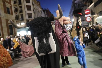 El desfile de ancestrales personajes de los antruejos amenizaron el martes de Carnaval las calles de León.