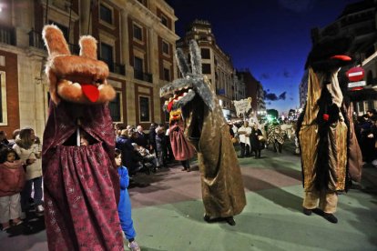 El desfile de ancestrales personajes de los antruejos amenizaron el martes de Carnaval las calles de León.