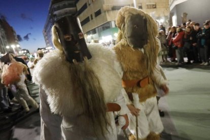 El desfile de ancestrales personajes de los antruejos amenizaron el martes de Carnaval las calles de León.