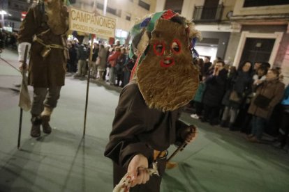 El desfile de ancestrales personajes de los antruejos amenizaron el martes de Carnaval las calles de León.