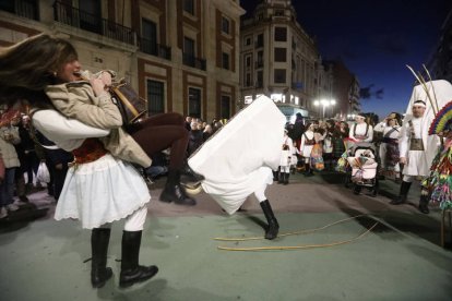 El desfile de ancestrales personajes de los antruejos amenizaron el martes de Carnaval las calles de León.