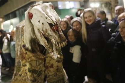 El desfile de ancestrales personajes de los antruejos amenizaron el martes de Carnaval las calles de León.