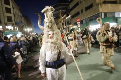 El desfile de ancestrales personajes de los antruejos amenizaron el martes de Carnaval las calles de León.