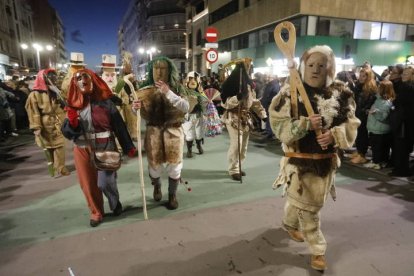 El desfile de ancestrales personajes de los antruejos amenizaron el martes de Carnaval las calles de León.