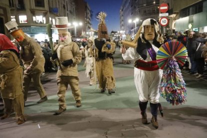 El desfile de ancestrales personajes de los antruejos amenizaron el martes de Carnaval las calles de León.