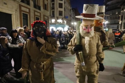 El desfile de ancestrales personajes de los antruejos amenizaron el martes de Carnaval las calles de León.
