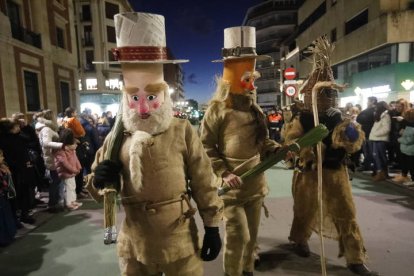 El desfile de ancestrales personajes de los antruejos amenizaron el martes de Carnaval las calles de León.