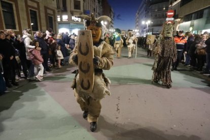 El desfile de ancestrales personajes de los antruejos amenizaron el martes de Carnaval las calles de León.